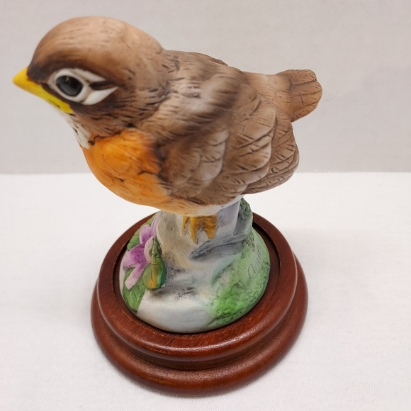 Andrea by Sadek "Robin" Porcelain Figurine on Wood Base #6350 4.5" tall on Stand - Picture 3 of 9